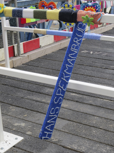 908104 Afbeelding van het wilde breisel 'HANS SPEKMANBRUG' op de noodbrug over de Vaartsche Rijn tussen de Oosterkade ...